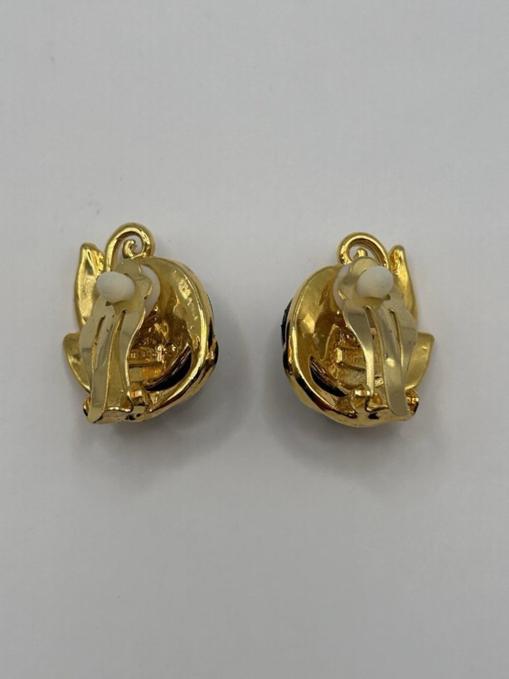 Vintage Trifari Black Cabochon Gold Tone Leaf Clip On Earrings Christmas Gift - Picture 9 of 12